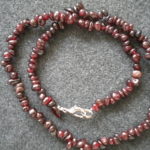 collier baroque grenat