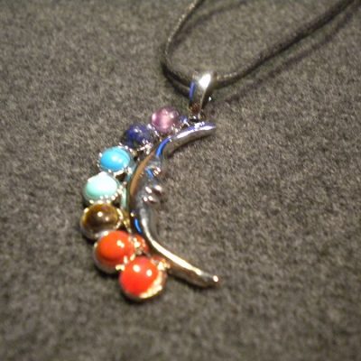pendentif lune 7 chakras