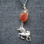 pendentif licorne et cornaline