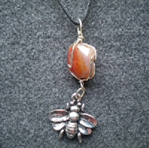 pendentif abeille et cornaline