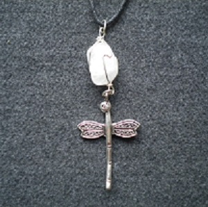 pendentif libellule stylisée et quartz laiteux