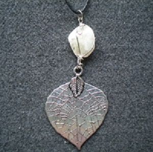 pendentif grande feuille et quartz laiteux