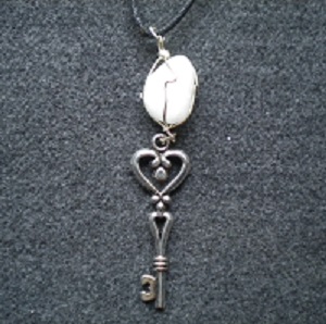 pendentif clé et quartz laiteux