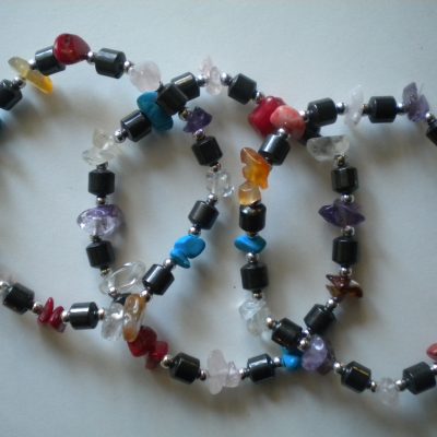 bracelet hématite et éclats de pierres fines
