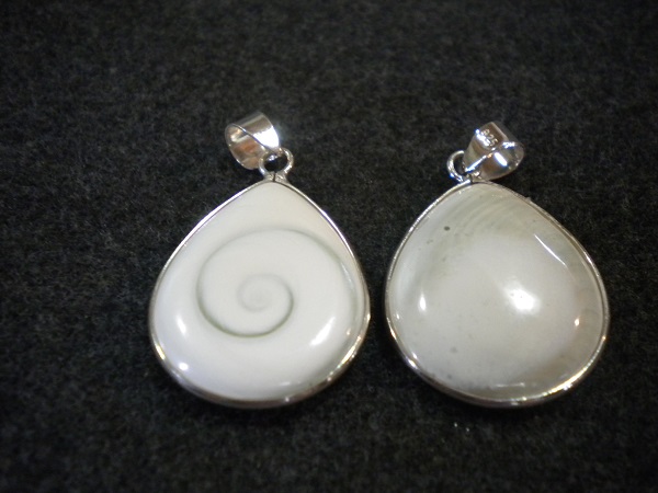 pendentif ovale œil de Ste Lucie