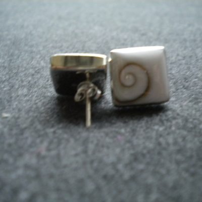 boucles d&rsquo;oreilles carrées