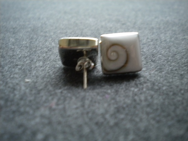boucles d'oreilles carrées