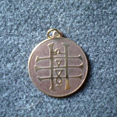 pendentif amulette contre les vertiges