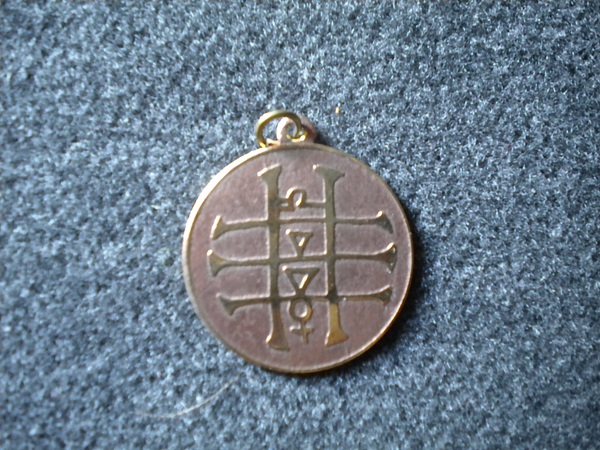 pendentif amulette contre les vertiges