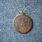 pendentif amulette contre le fanatisme