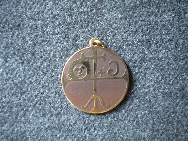 pendentif amulette contre les serpents
