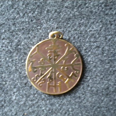 pendentif amulette contre les maladies