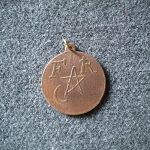 pendentif amulette contre la solitude