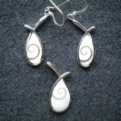 pendentif et boucles d&rsquo;oreilles virgule