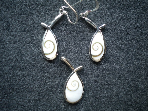 pendentif et boucles d'oreilles virgule