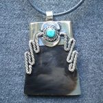 pendentif corne et turquoise