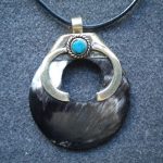 pendentif rond corne et turquoise