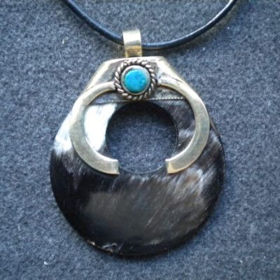pendentif rond corne et turquoise