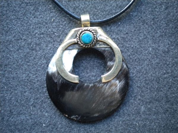 pendentif rond corne et turquoise