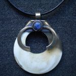 pendentif rond corne et sodalite