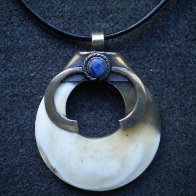 pendentif rond corne et sodalite