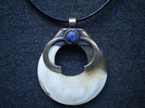 pendentif rond corne et sodalite