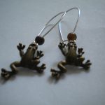 boucles d&rsquo;oreilles grenouilles et œil de tigre