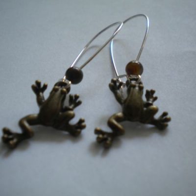 boucles d&rsquo;oreilles grenouilles et œil de tigre
