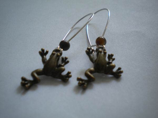 boucles d'oreilles grenouilles et œil de tigre