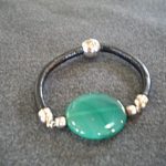 bracelet cuir et perle plate agate verte