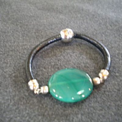 bracelet cuir et perle plate agate verte