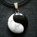 pendentif yin yang onyx noir et howlite