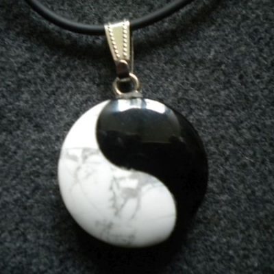 pendentif yin yang onyx noir et howlite