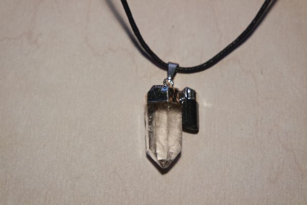 pendentif pointe cristal de roche tourmaline noire
