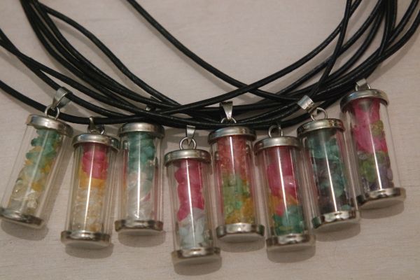 pendentif tube avec éclats de pierres