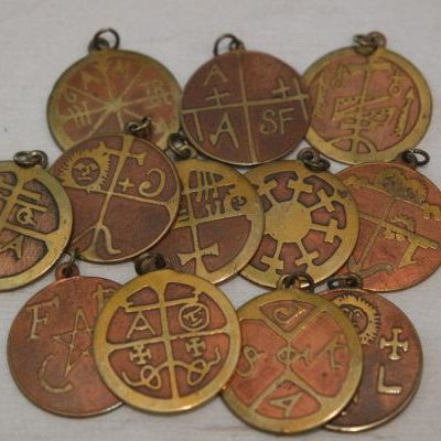 amulettes de défense