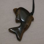 pendentif dauphin œil de tigre