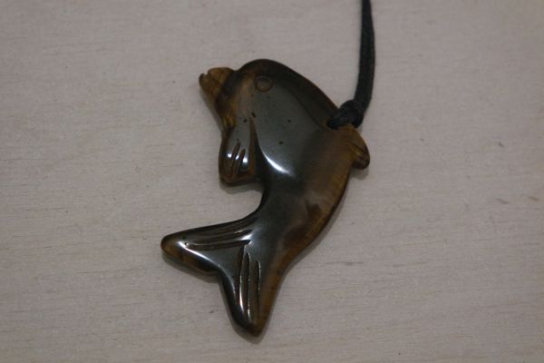 pendentif dauphin œil de tigre