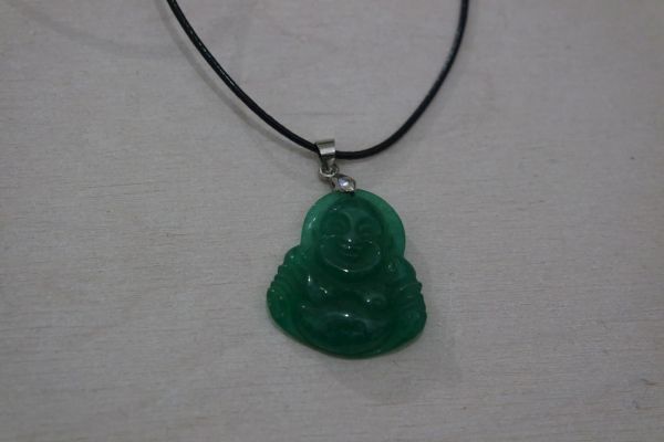 pendentif bouddha en jade