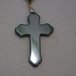 pendentif croix en hématite