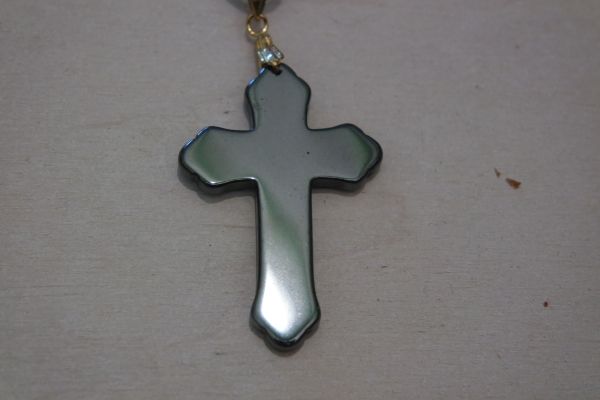 pendentif croix en hématite