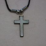 pendentif croix en hématite