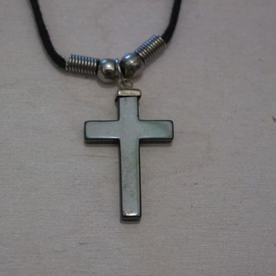 pendentif croix en hématite