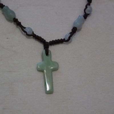 pendentif croix en jade