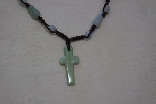 pendentif croix en jade