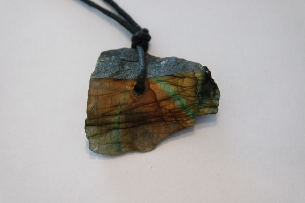 pendentif pierre percée labradorite protection