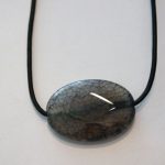 pendentif pierre percée agate craquelée gris-bleu