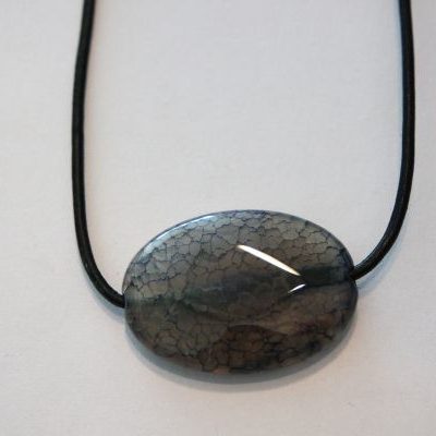 pendentif pierre percée agate craquelée gris-bleu