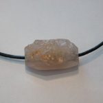 pendentif pierre percée quartz laiteux