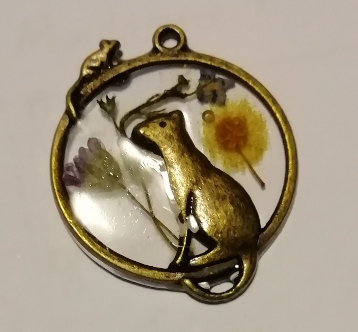 souris et chat, résine et fleurs, nacre